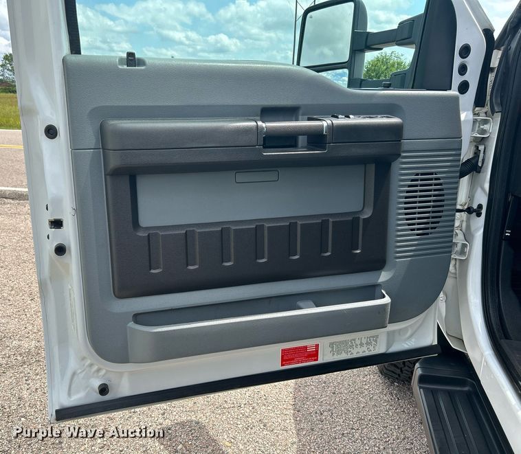 image for item DI7913 2011 Ford F550 Super Duty  Crew Cab utility / service truck