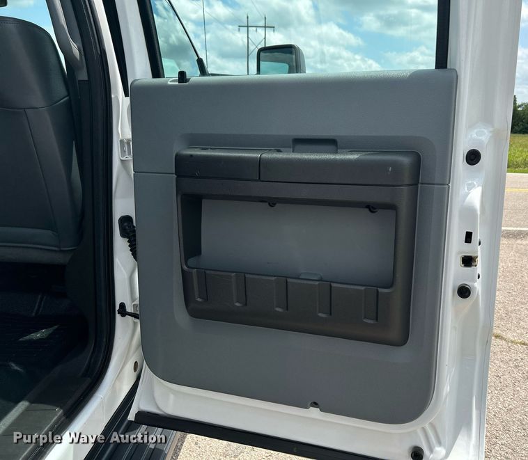 image for item DI7913 2011 Ford F550 Super Duty  Crew Cab utility / service truck