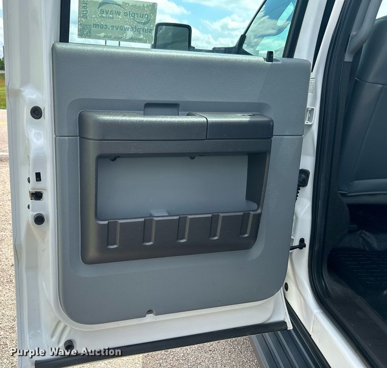 image for item DI7913 2011 Ford F550 Super Duty  Crew Cab utility / service truck