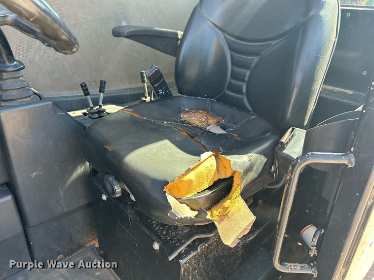 image for item DI7915 2013 Caterpillar TL1055C  telehandler