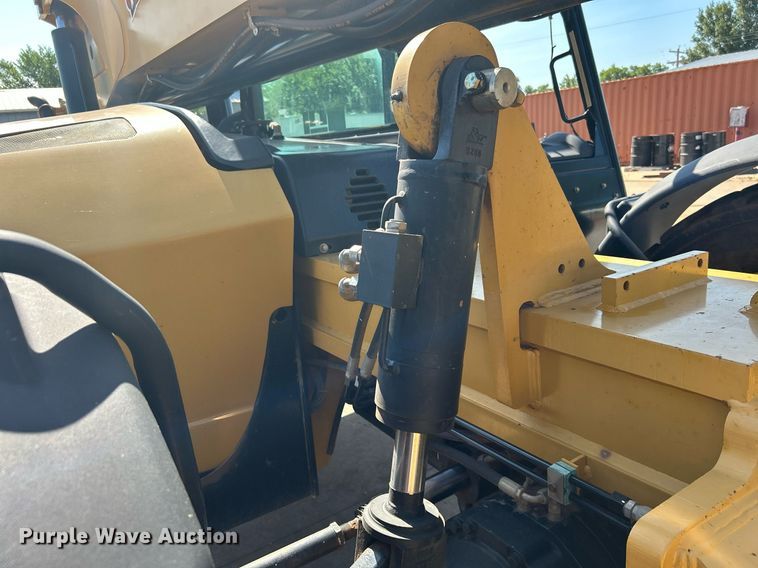 image for item DI7915 2013 Caterpillar TL1055C  telehandler