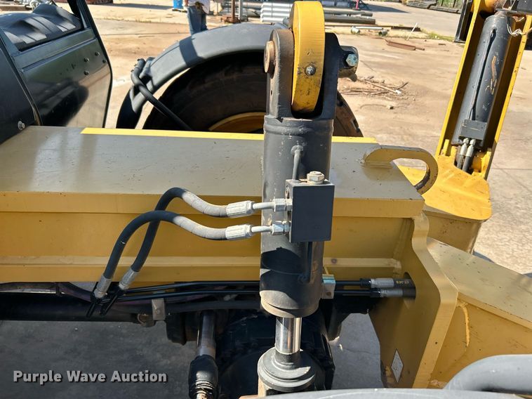 image for item DI7915 2013 Caterpillar TL1055C  telehandler