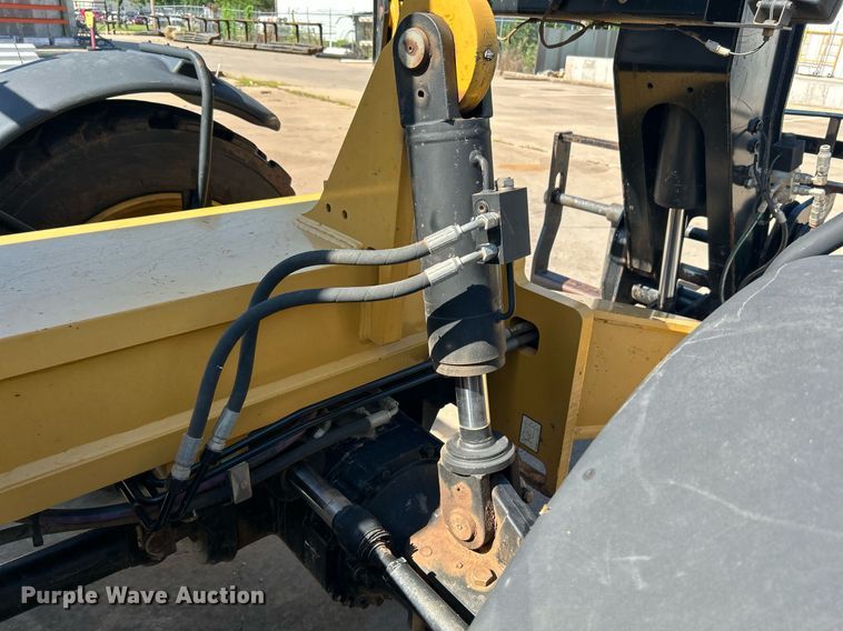 image for item DI7915 2013 Caterpillar TL1055C  telehandler