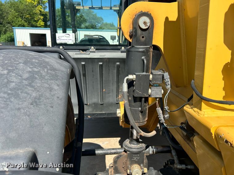 image for item DI7915 2013 Caterpillar TL1055C  telehandler