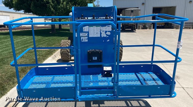 image for item DJ6184 2005 Genie S-60  boom lift