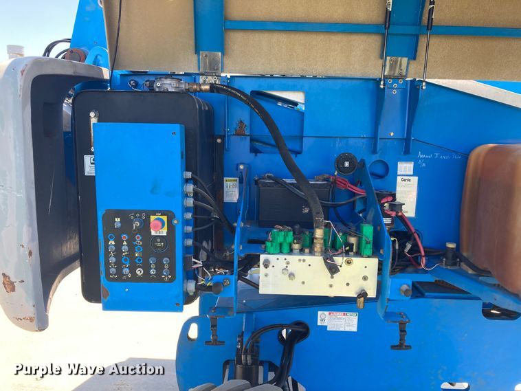 image for item DJ6184 2005 Genie S-60  boom lift