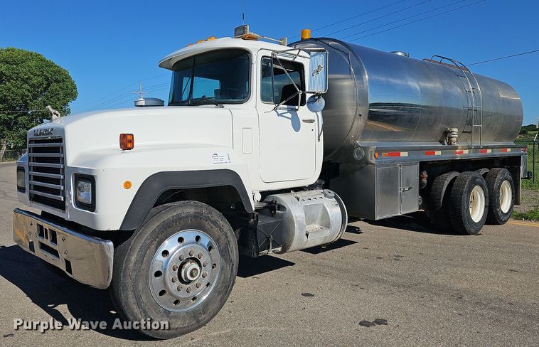 image for item DN8568 1995 Mack RD690S  water truck