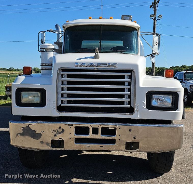 image for item DN8568 1995 Mack RD690S  water truck