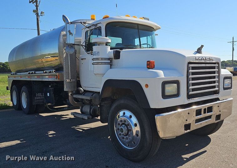 image for item DN8568 1995 Mack RD690S  water truck
