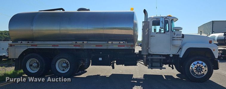 image for item DN8568 1995 Mack RD690S  water truck