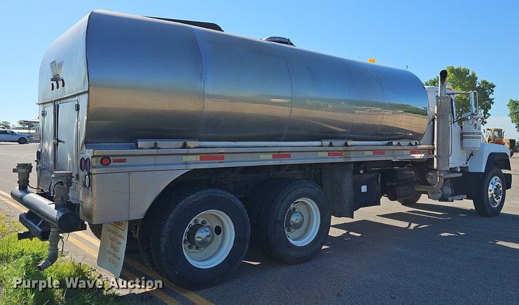 image for item DN8568 1995 Mack RD690S  water truck