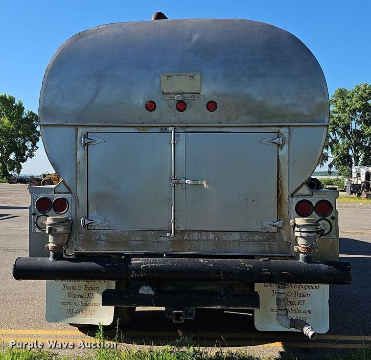 image for item DN8568 1995 Mack RD690S  water truck