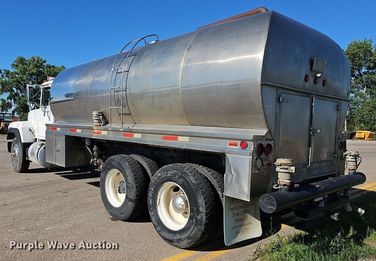 image for item DN8568 1995 Mack RD690S  water truck