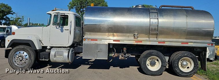 image for item DN8568 1995 Mack RD690S  water truck