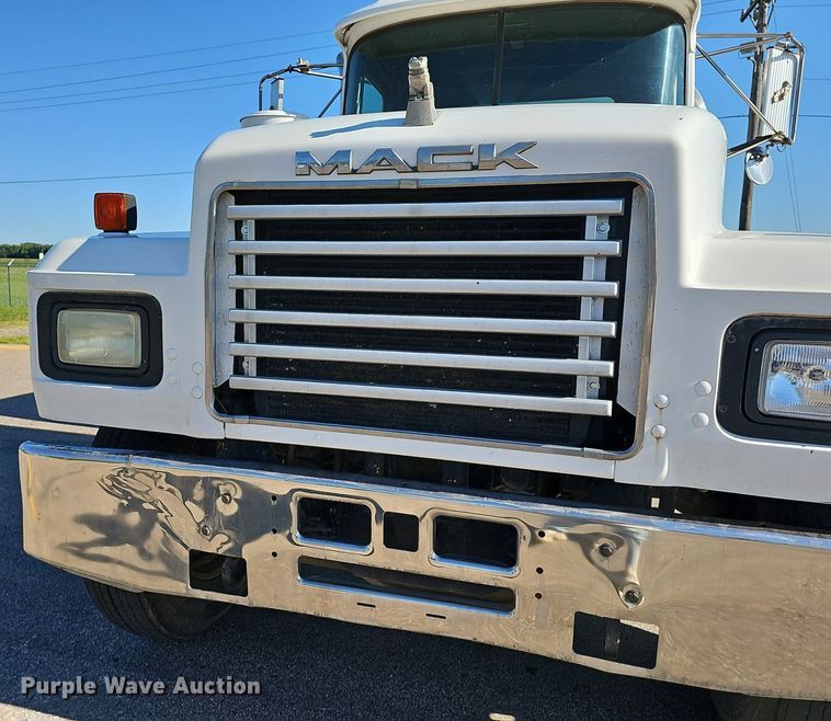 image for item DN8568 1995 Mack RD690S  water truck