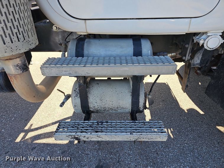 image for item DN8568 1995 Mack RD690S  water truck