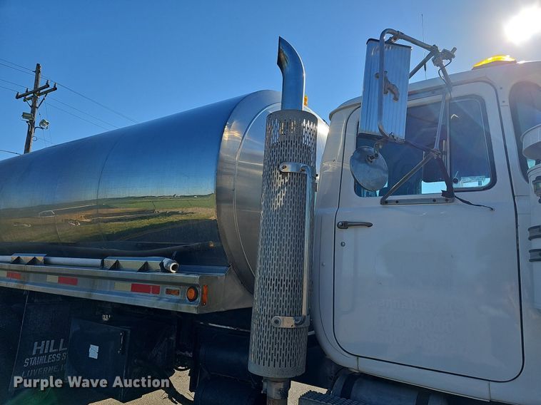 image for item DN8568 1995 Mack RD690S  water truck