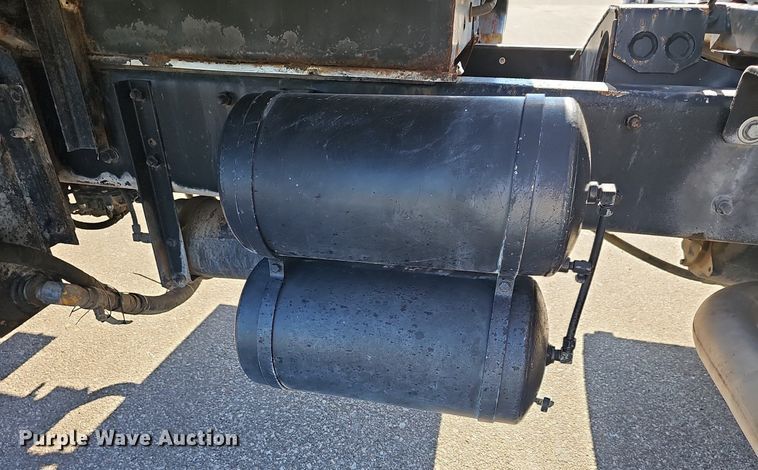 image for item DN8568 1995 Mack RD690S  water truck