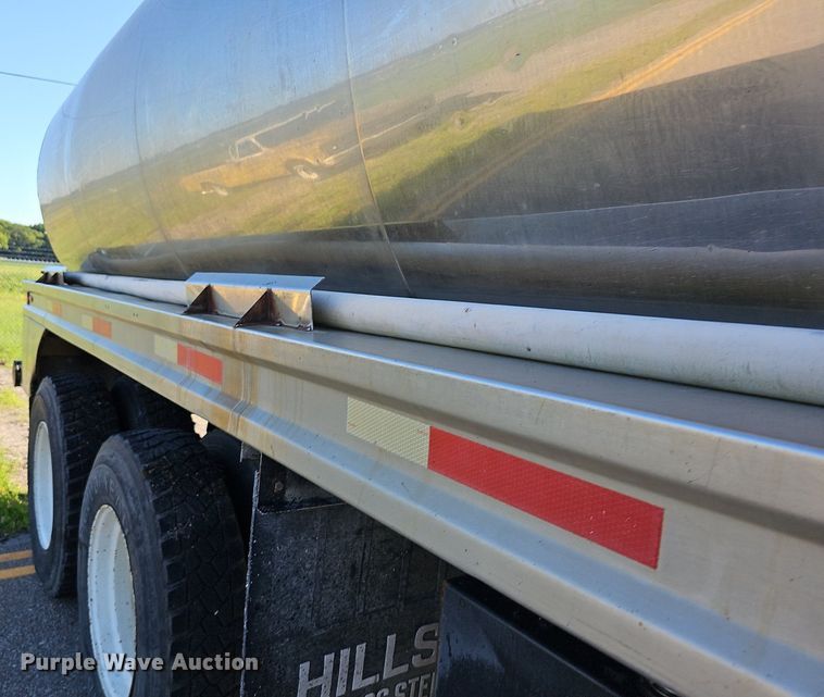 image for item DN8568 1995 Mack RD690S  water truck