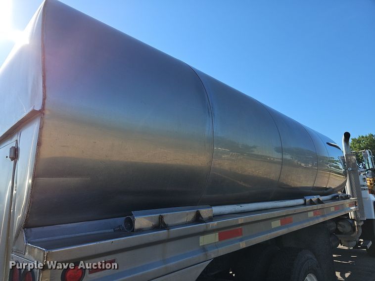 image for item DN8568 1995 Mack RD690S  water truck