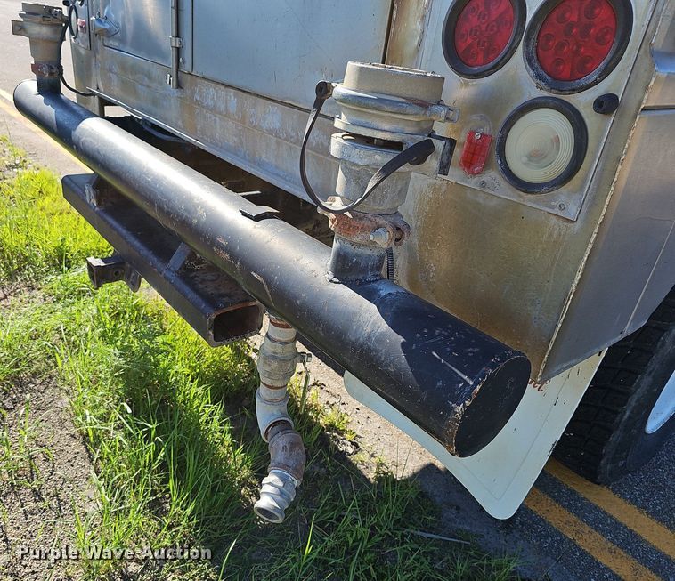 image for item DN8568 1995 Mack RD690S  water truck