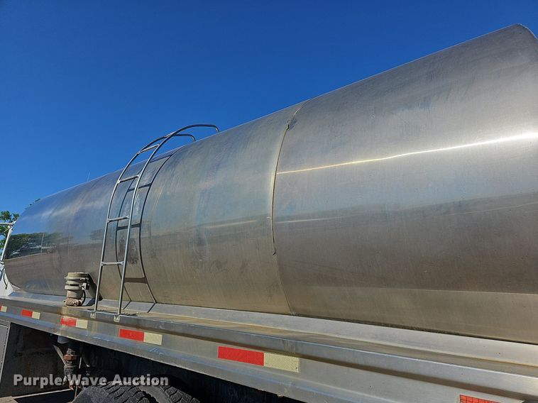 image for item DN8568 1995 Mack RD690S  water truck