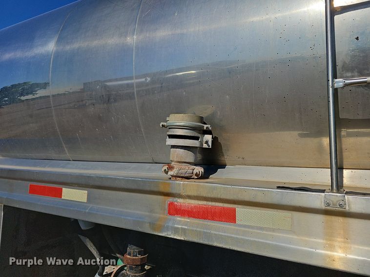 image for item DN8568 1995 Mack RD690S  water truck