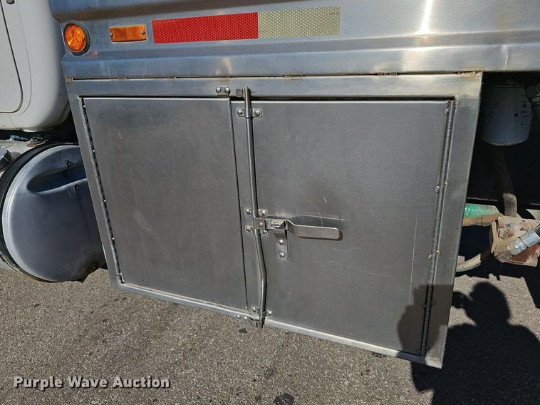 image for item DN8568 1995 Mack RD690S  water truck