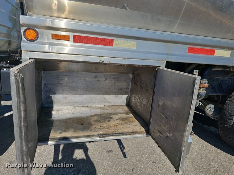 image for item DN8568 1995 Mack RD690S  water truck