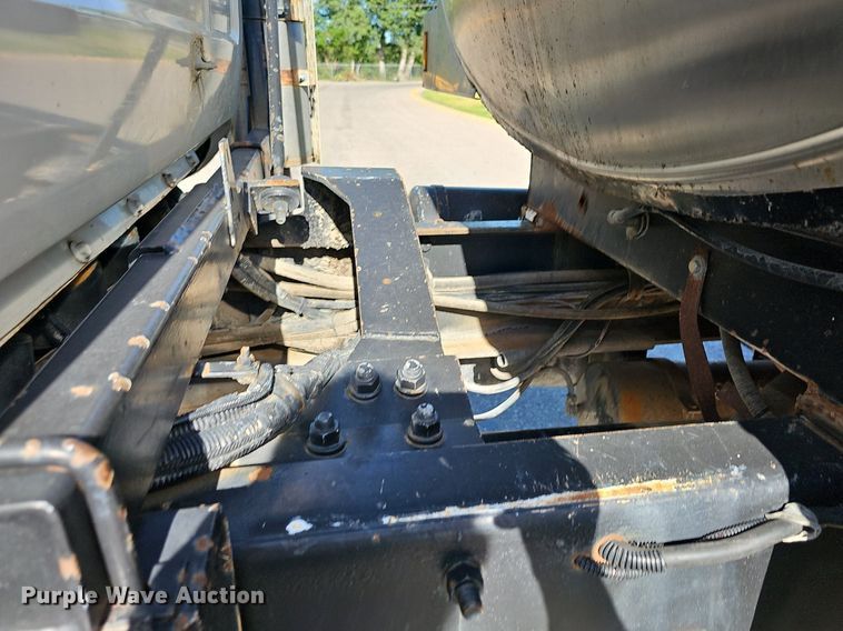 image for item DN8568 1995 Mack RD690S  water truck