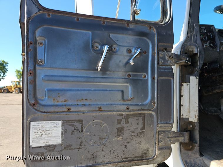 image for item DN8568 1995 Mack RD690S  water truck