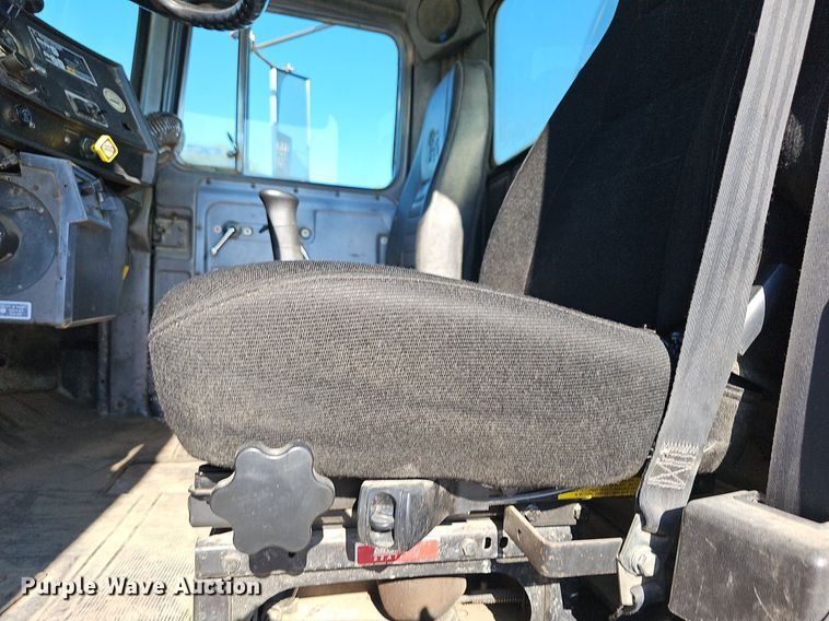 image for item DN8568 1995 Mack RD690S  water truck