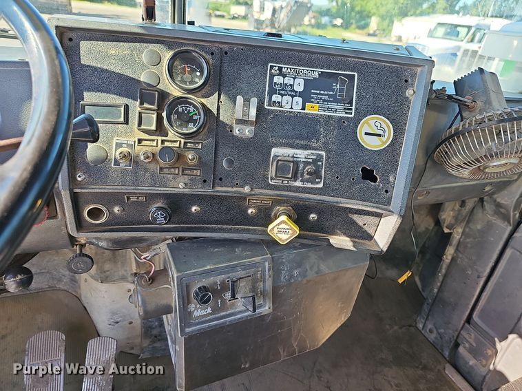 image for item DN8568 1995 Mack RD690S  water truck