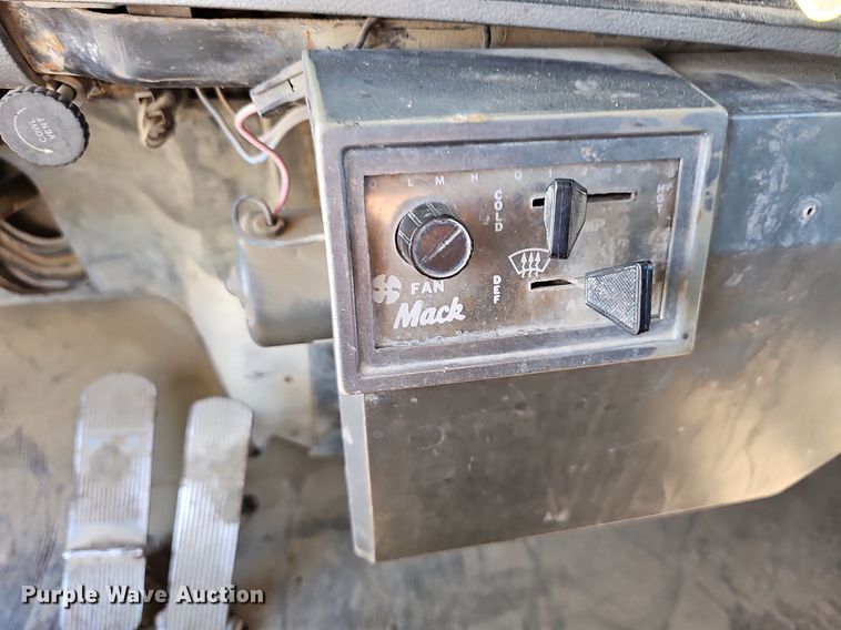 image for item DN8568 1995 Mack RD690S  water truck