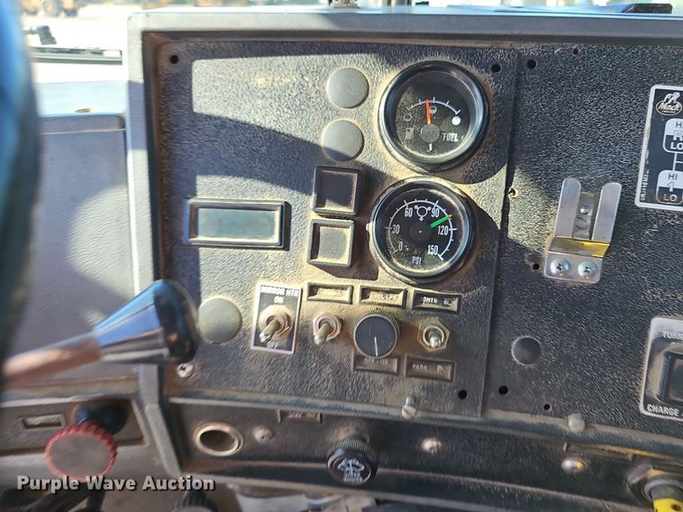 image for item DN8568 1995 Mack RD690S  water truck