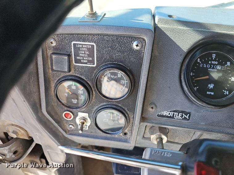 image for item DN8568 1995 Mack RD690S  water truck