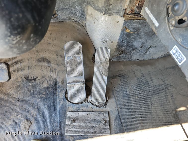 image for item DN8568 1995 Mack RD690S  water truck