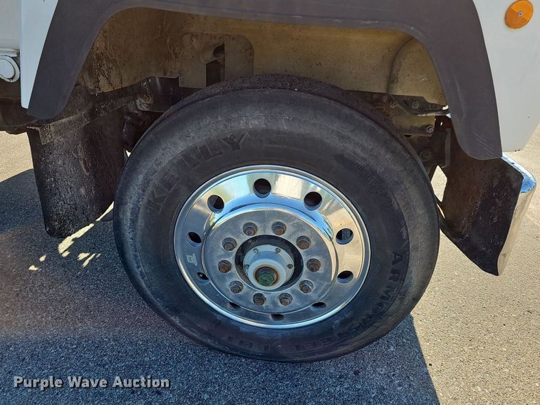 image for item DN8568 1995 Mack RD690S  water truck