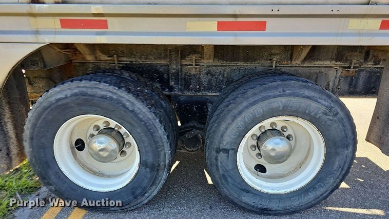 image for item DN8568 1995 Mack RD690S  water truck