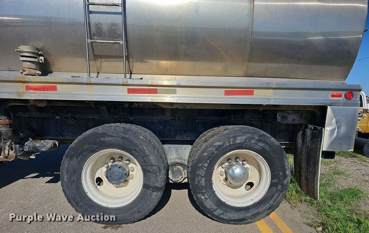 image for item DN8568 1995 Mack RD690S  water truck