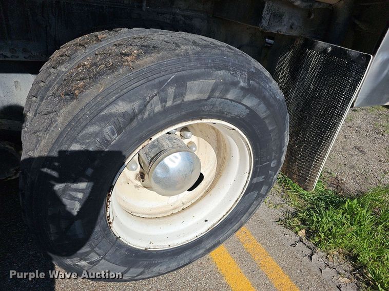 image for item DN8568 1995 Mack RD690S  water truck