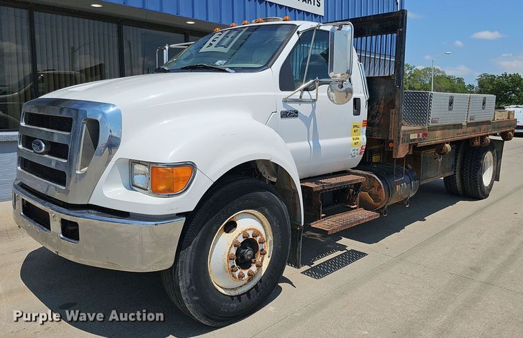 image for item DO2866 2005 Ford F750 Super Duty XL  flatbed truck