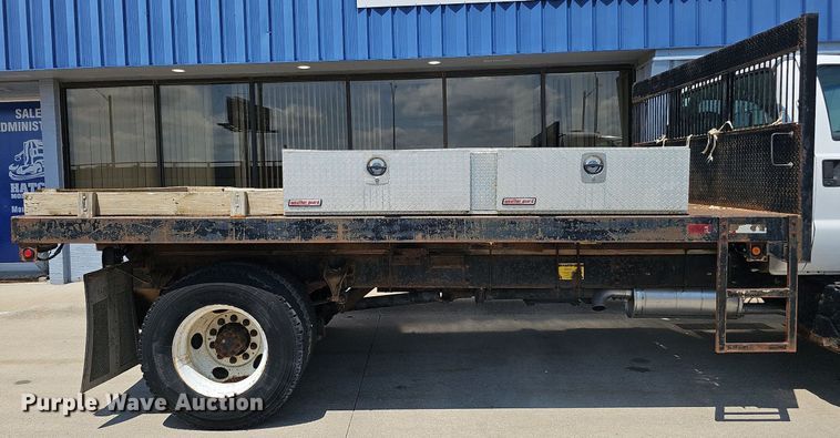 image for item DO2866 2005 Ford F750 Super Duty XL  flatbed truck