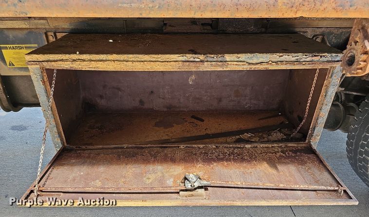 image for item DO2866 2005 Ford F750 Super Duty XL  flatbed truck