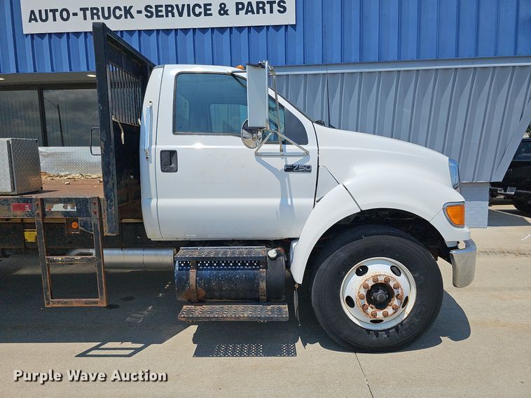 image for item DO2866 2005 Ford F750 Super Duty XL  flatbed truck