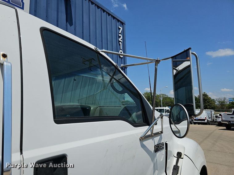 image for item DO2866 2005 Ford F750 Super Duty XL  flatbed truck