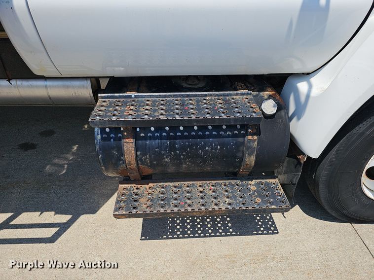 image for item DO2866 2005 Ford F750 Super Duty XL  flatbed truck