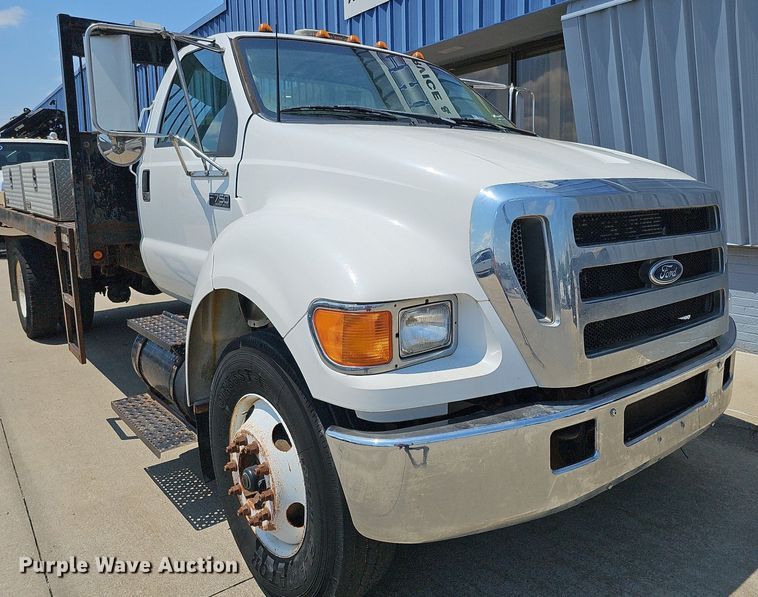 image for item DO2866 2005 Ford F750 Super Duty XL  flatbed truck