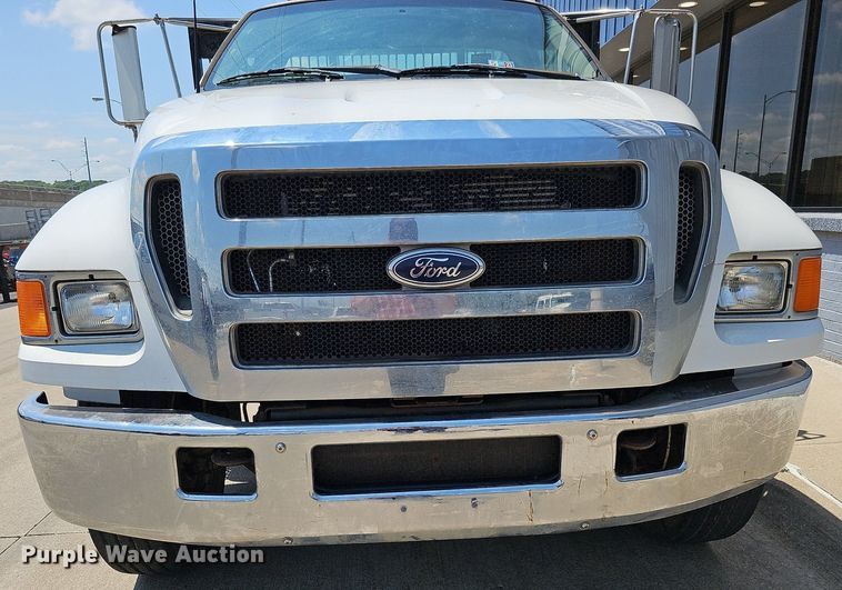 image for item DO2866 2005 Ford F750 Super Duty XL  flatbed truck