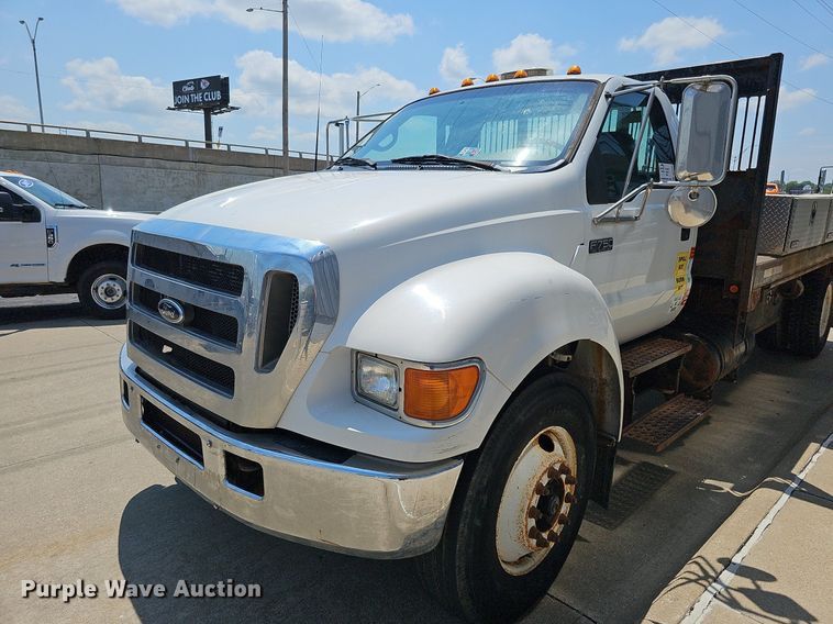 image for item DO2866 2005 Ford F750 Super Duty XL  flatbed truck
